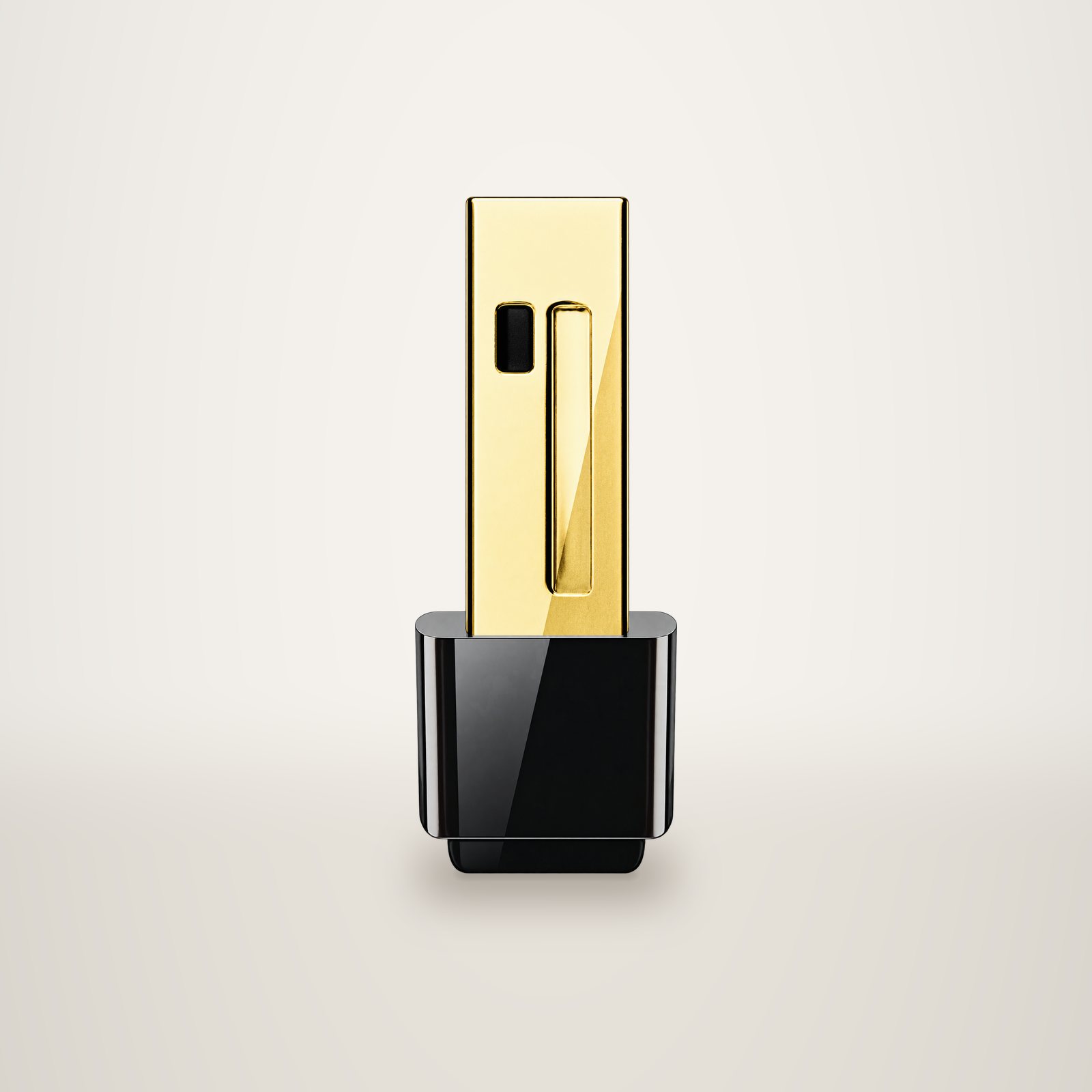 Adaptateur USB Wi-Fi miniature avec connecteur doré et boîtier noir brillant, photographié de face sur fond blanc avec reflet.